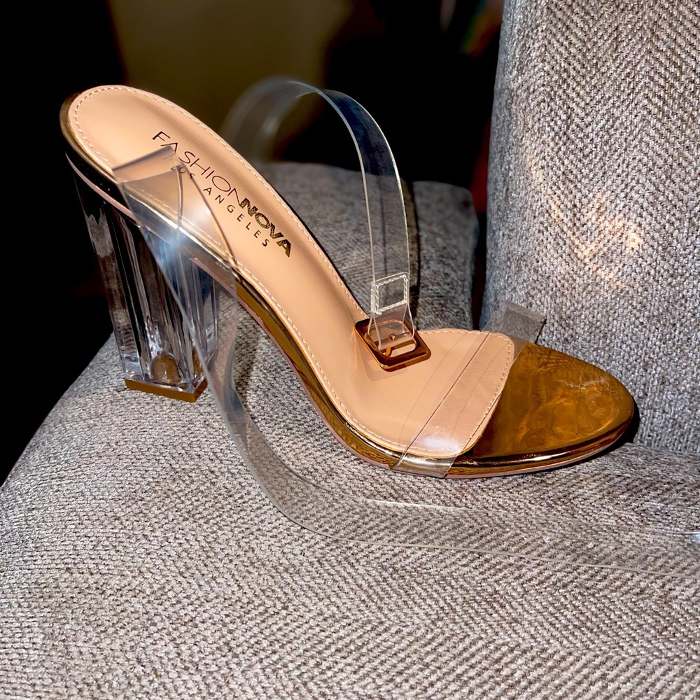 Never worn *BRAND NEW* Fashion Nova chunky heel